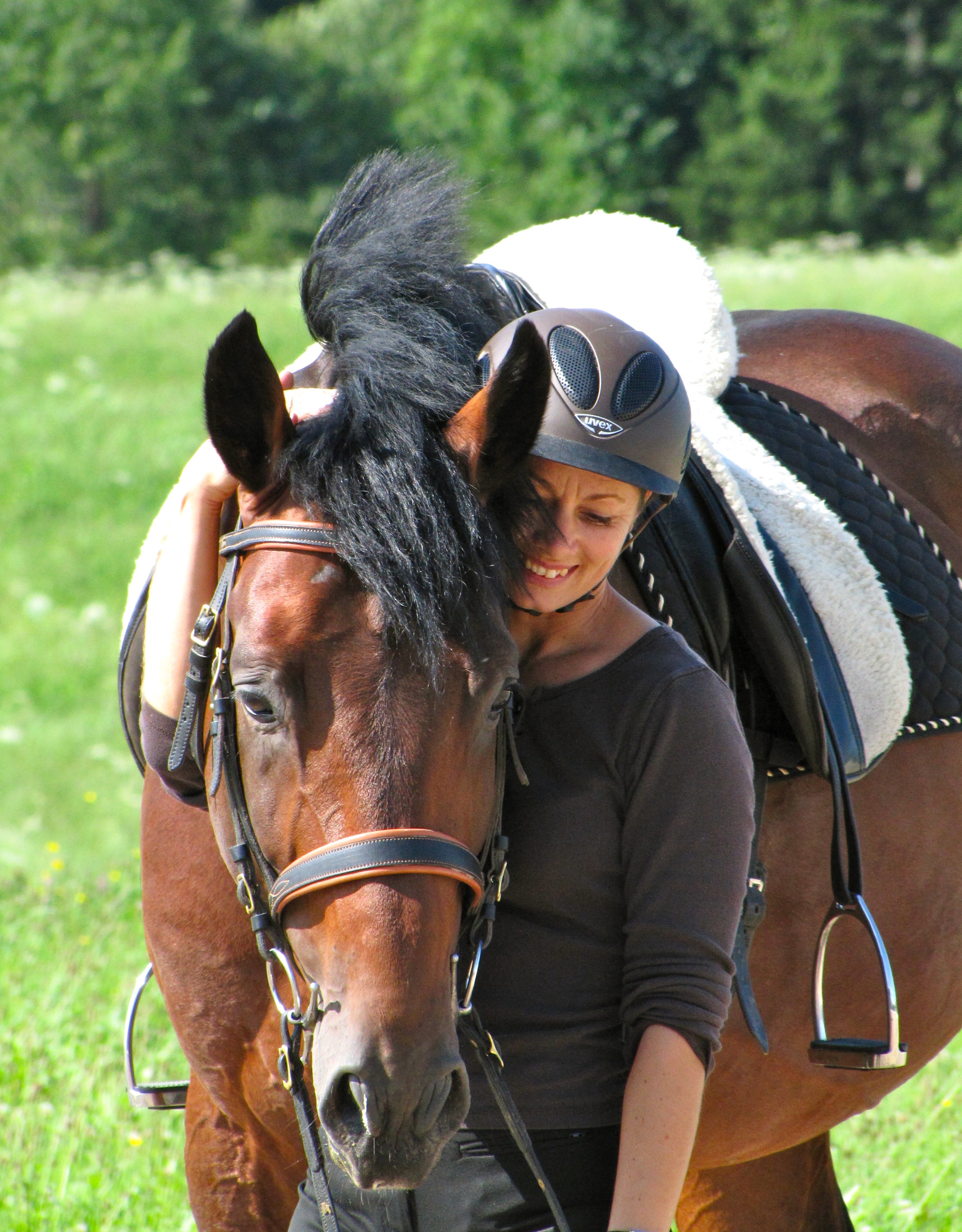 Veronika mit ihrem Pferd auf der Wiese